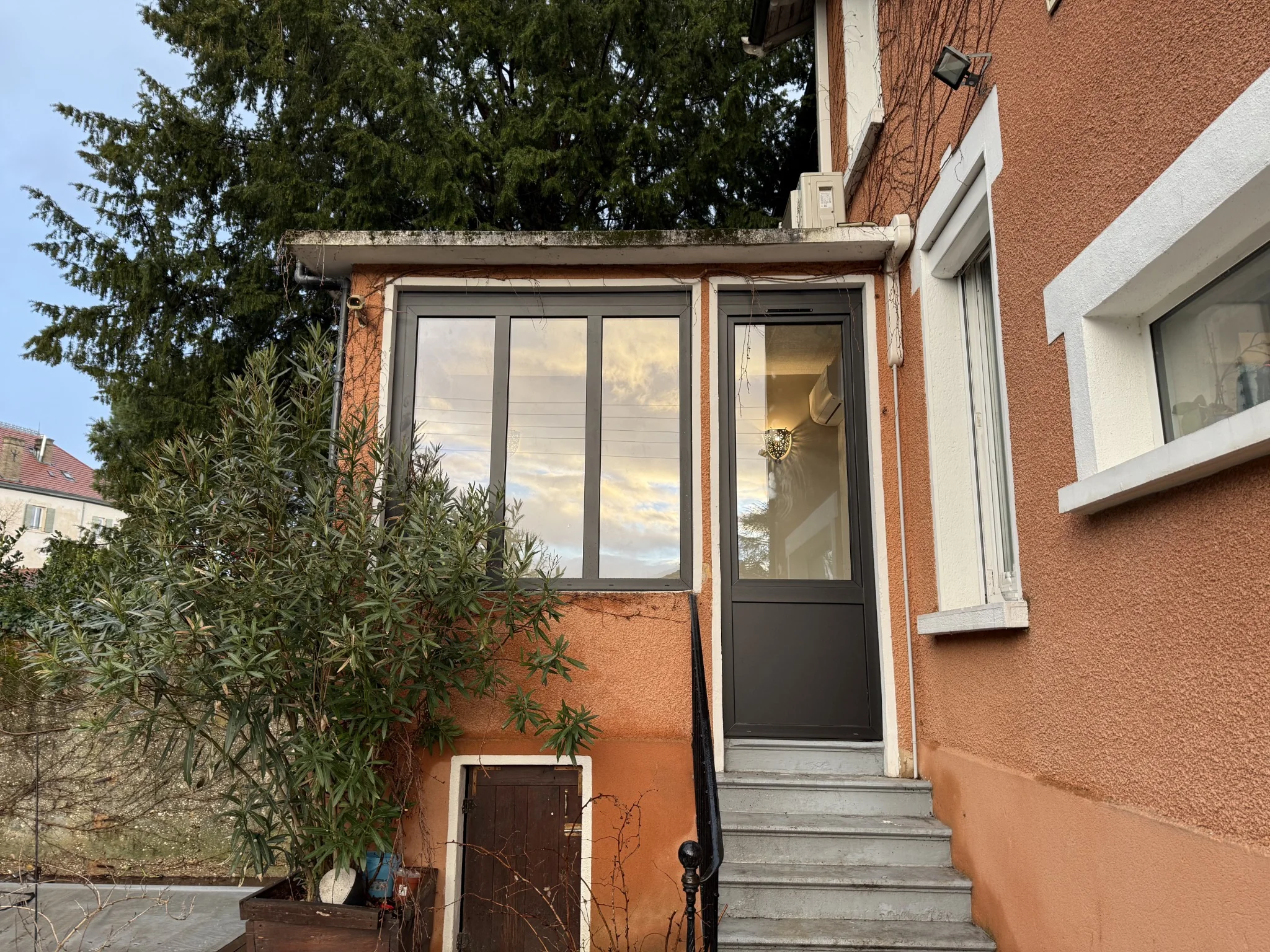 veranda-aluminium-gris-menuiseries-vitrees
